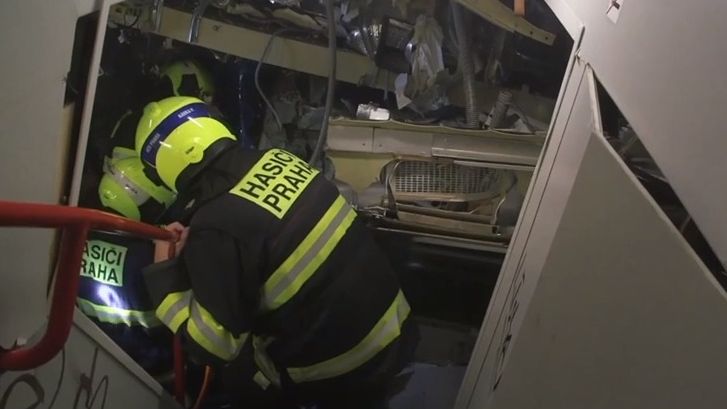 Tragická nehoda vlaků u Českého Brodu: První záběry hasičů z vnitřku vagónu